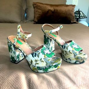 Topshop size 7 super unusual embroidered chunky heel. Love them!!!